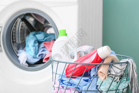 家里洗衣房用脏衣服和洗图片