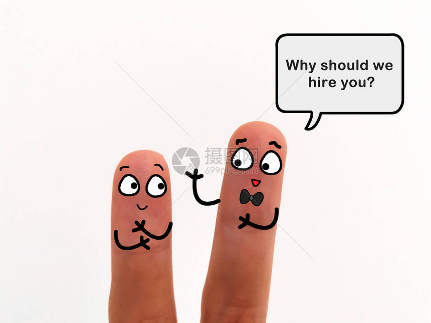两个手指被装饰成两个人其中一位是面试官他正在询问受访者雇用该图片