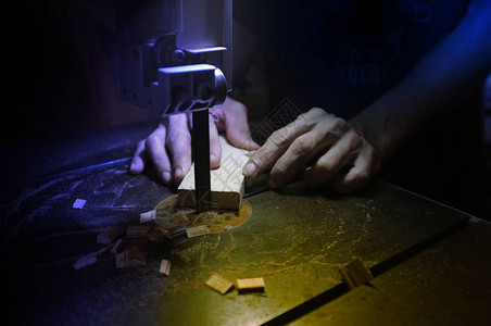 木匠建造者使用电动拼图和木头木工背景图片