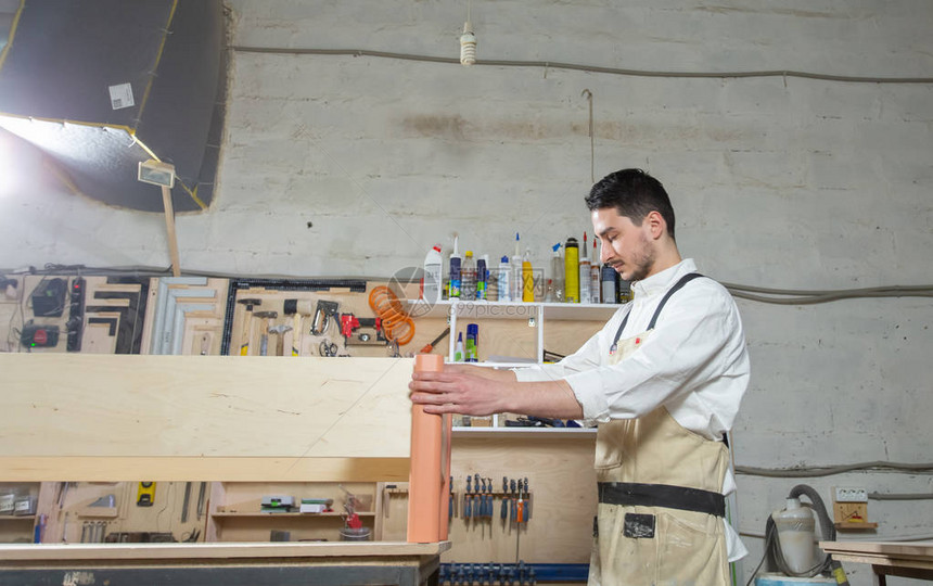 小型公司家具和工人概念在家具厂工作图片