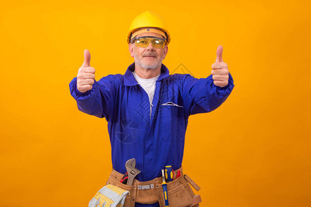 建筑工人或专业建筑工人在带工具的彩色背图片