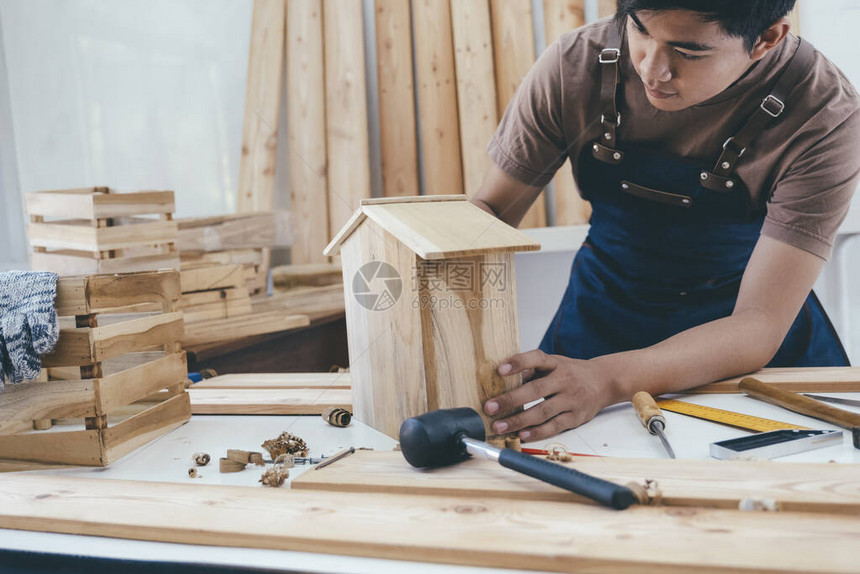 DIY木工和家具制作以及工艺和手工概念木匠在木工店的木工机器上工作年轻人做图片