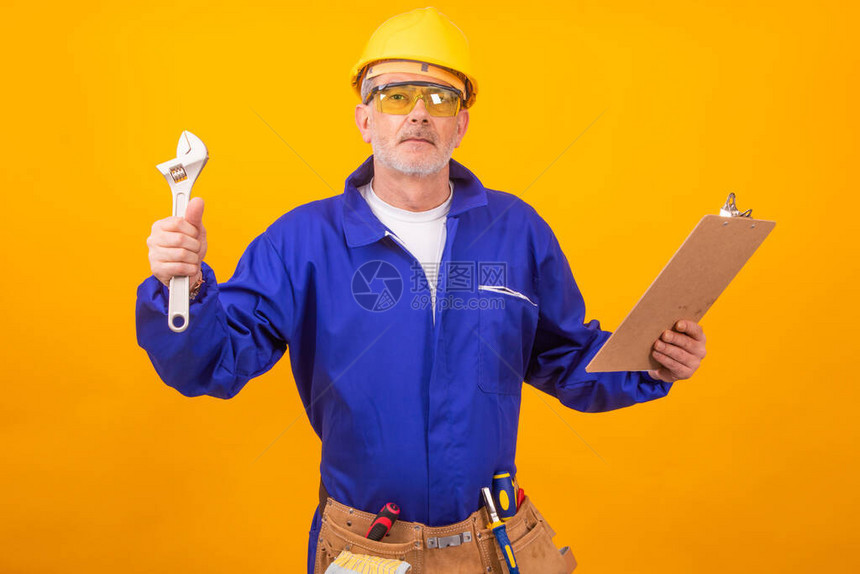 建筑工人或专业建筑工人在带工具的彩色背图片