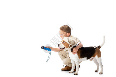 带着手电筒和戴着白帽子的狗的孩子被图片