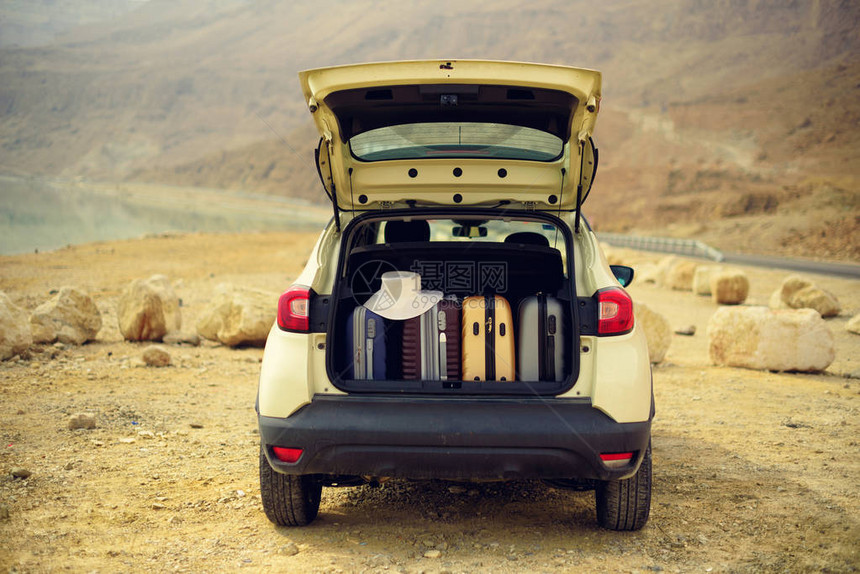夏假旅行冒险概念在汽车后备箱中安装图片