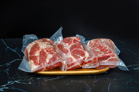 肉被真空包装在木托盘上图片