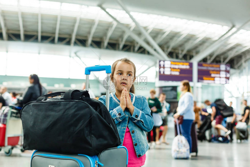 在机场提行李的女孩图片