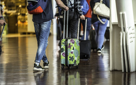 乘客用手提箱进入机场时图片