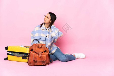 旅行女乘着行李箱坐在地板上脖子图片