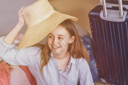 暑假旅行和假期概念年轻女在图片