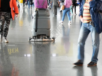 机场的航空公司乘客人员和旅行李在机图片
