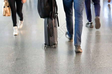机场的航空公司乘客人员和旅行李在机背景图片