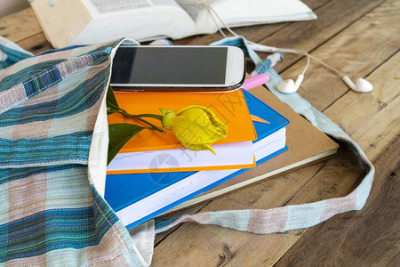 笔记本用布袋装有字典书的日记和移动电话图片