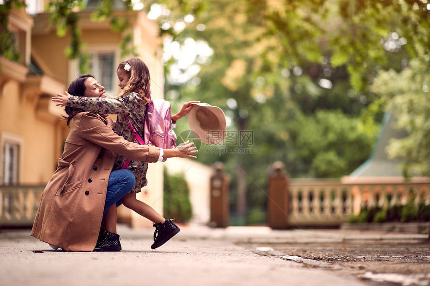 女孩和母亲在第一天放学后快乐的女学图片