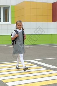 快乐微笑的孩子第一次去上学一个小女孩上小学回到学校9图片