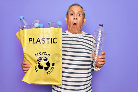 老人用塑料瓶回收手提袋图片