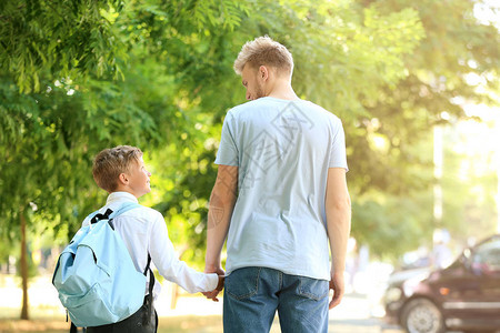 小男孩和父亲一起上学图片