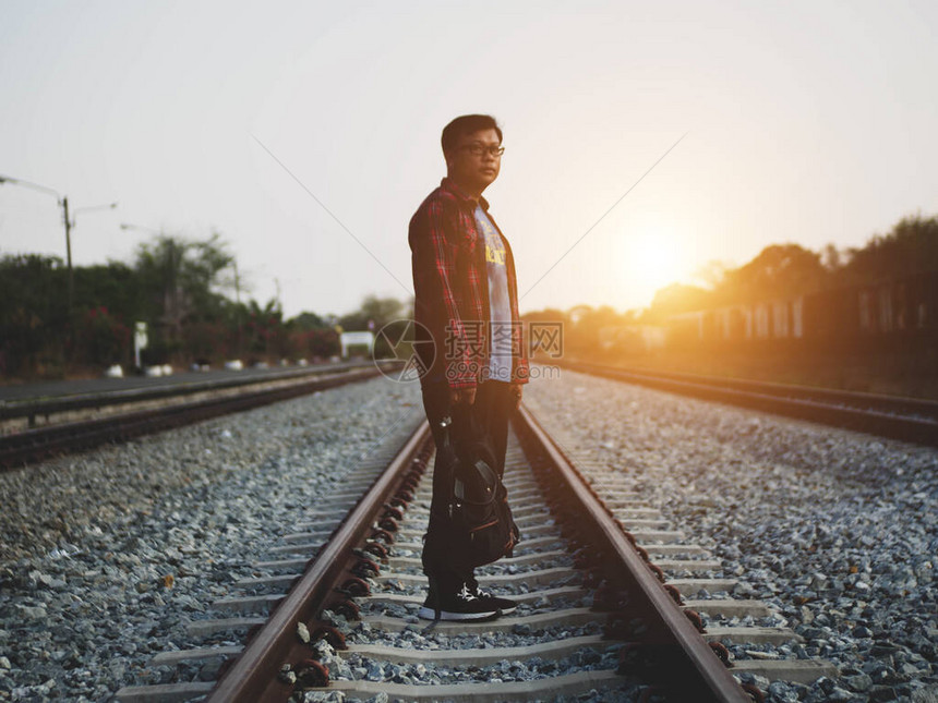 肖像在火车站的时髦旅游亚洲男子旅行者旅行的概念旅行放松铁路图片