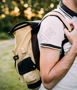 游客用黑背包紧贴的米蜂手一个人肩膀上的人灵感图片