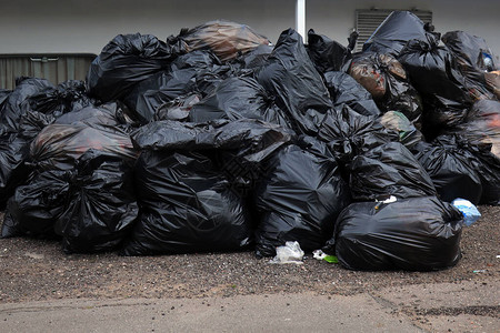 垃圾用黑色塑料袋装填埋以免污染环境图片
