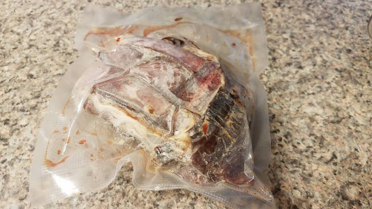 柜台上塑料袋冷冻生牛肉图片
