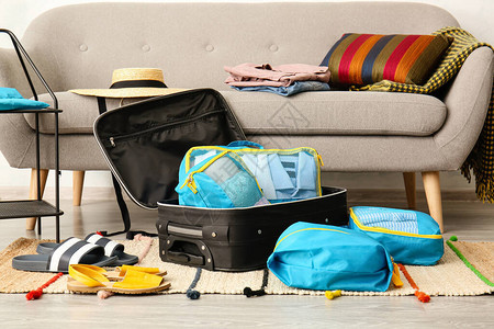 携带随身物品在家中的手提行李和旅行组织者和一图片