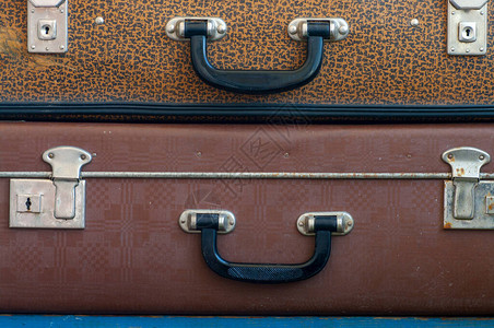两个旧手提箱叠在一起关闭背景图片