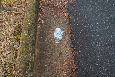 一个废弃的饮料罐装在塑料袋里图片