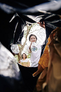 年轻漂亮的亚洲志愿者在公园里收集垃圾图片