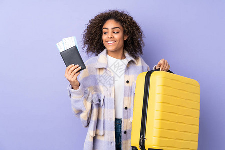 年轻的非洲裔美国女在度假时带着手提箱和护照被隔离图片