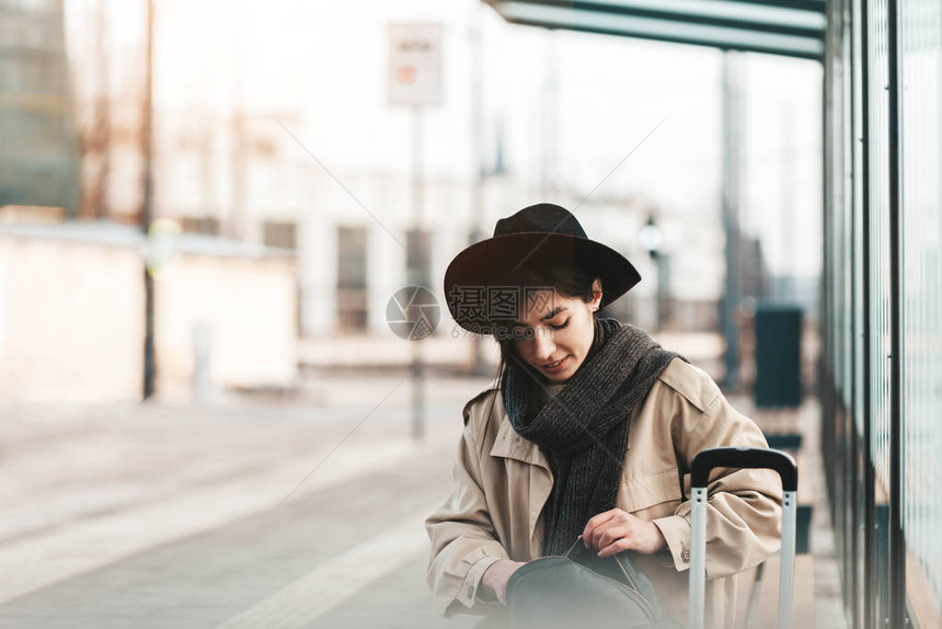 年轻女子在车站等公交车图片