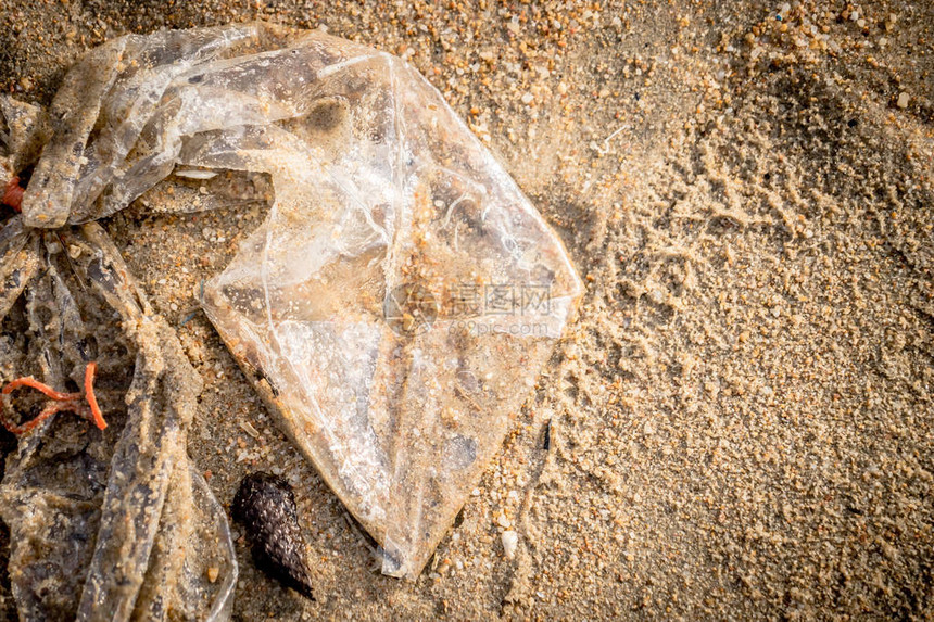 沙滩上的塑料袋和污染垃圾图片