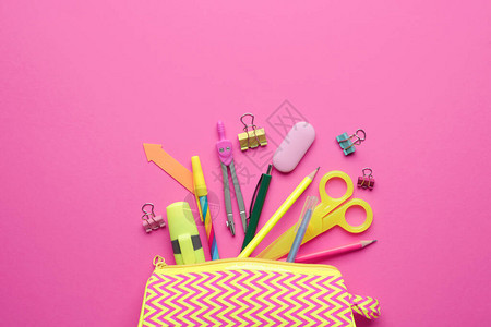 彩色背景上的铅笔盒和文具背景图片