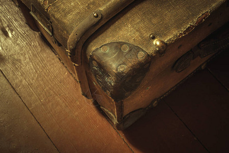 古旧棕色手提箱的详图片