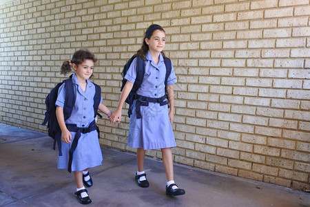 两姐妹一起去上学图片