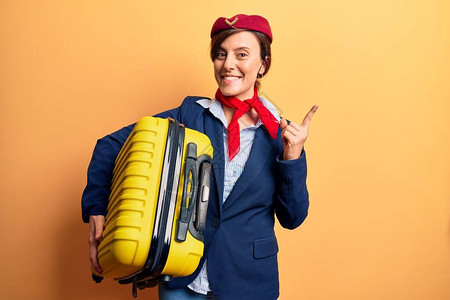 身穿空姐制服的年轻美女拿着小屋包图片