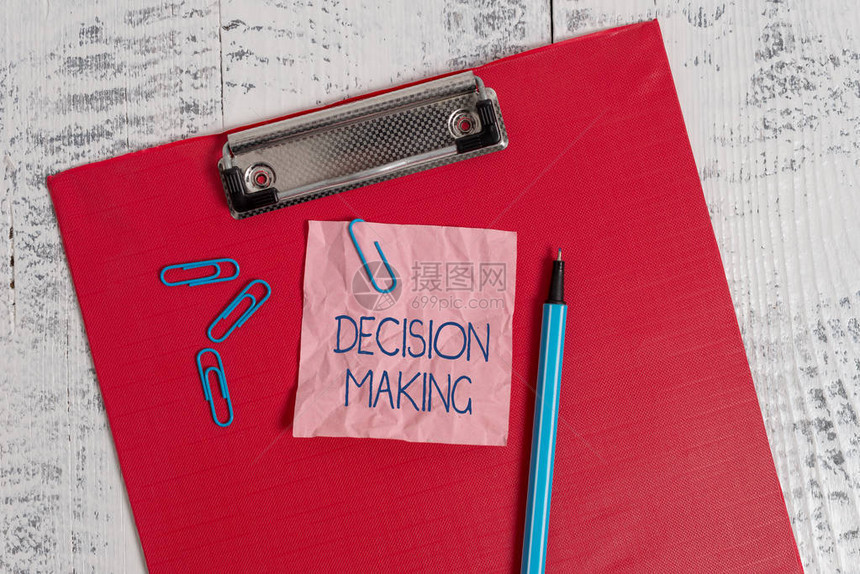 显示决策的书写笔记在两种或多种可能之间做出决定的行为的商业概念彩色剪贴板压碎便笺夹图片
