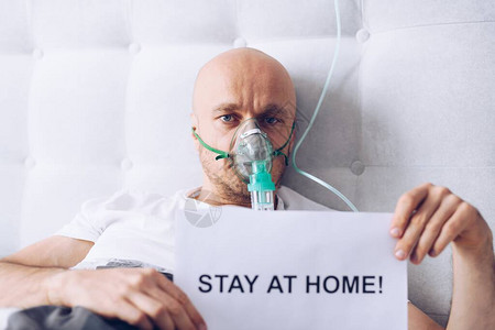 病人通过氧气面具呼吸图片