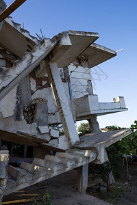 地震中被毁的建筑物图片