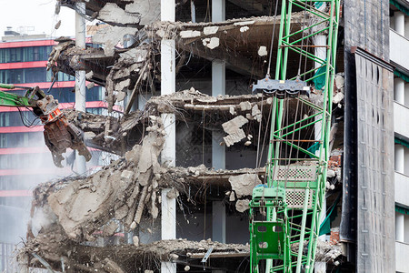 荷兰鹿特丹用挖土机拆除一栋建筑物图片
