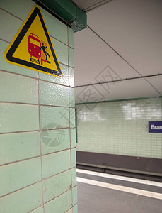 在德国的ubahn车站信号板上背景图片