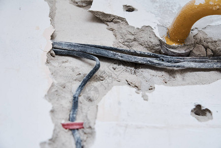 在砖墙上的旧电缆危险接线图片