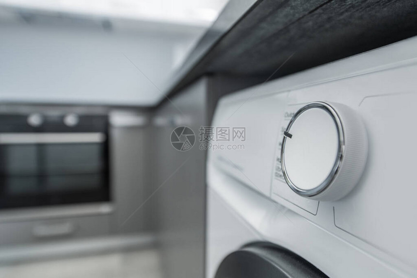 现代高级洗衣机在公寓厨房空间内图片
