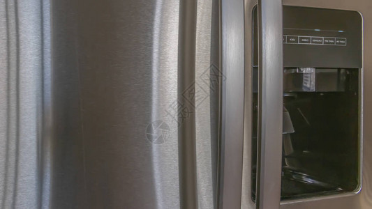 全景家庭厨房内的冰分配器的特写视图厨房制冰机具有闪亮背景图片