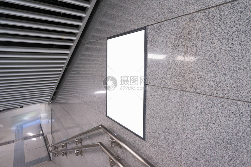 地铁站通道墙上的空白广告牌图片