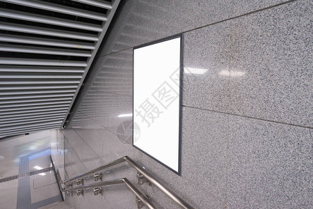 地铁站通道墙上的空白广告牌背景图片