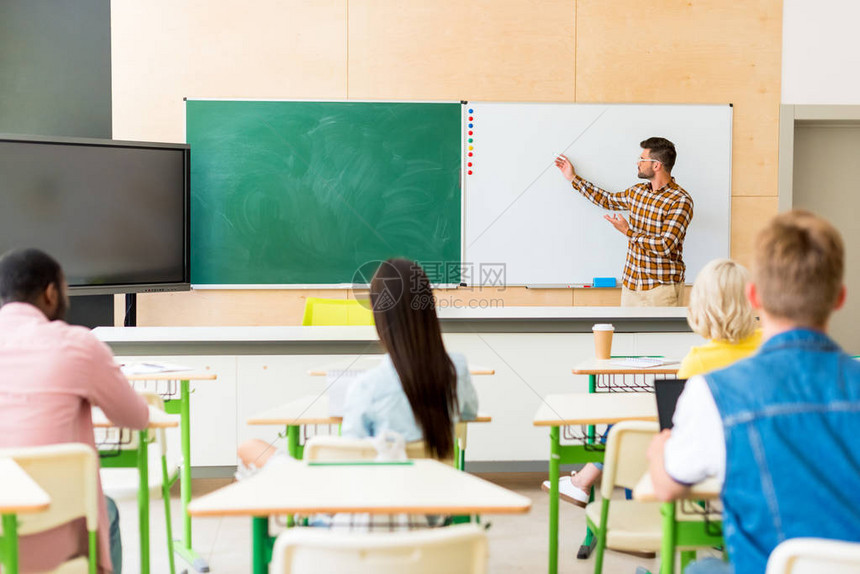 多族裔学生在大学听教师讲课的后方图片