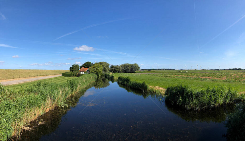 运河在荷兰弗里斯兰Cornwerd周图片