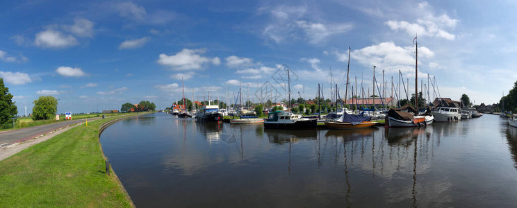 工薪阶层在荷兰弗里斯兰州FrieslandWorkingum的Workumusutrtrekvaart背景