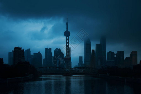 上海市天空和水面反射的天平与上海图片